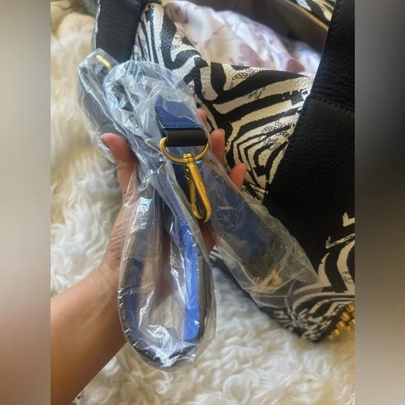 MCM FUNKY ZEBRA WEEKENDER TRAVEL BAG - Picture 8 of 16